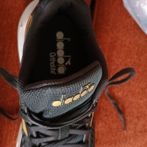 Diadora Unisex Sz 6.5 Black and Gold Sneakers Like New